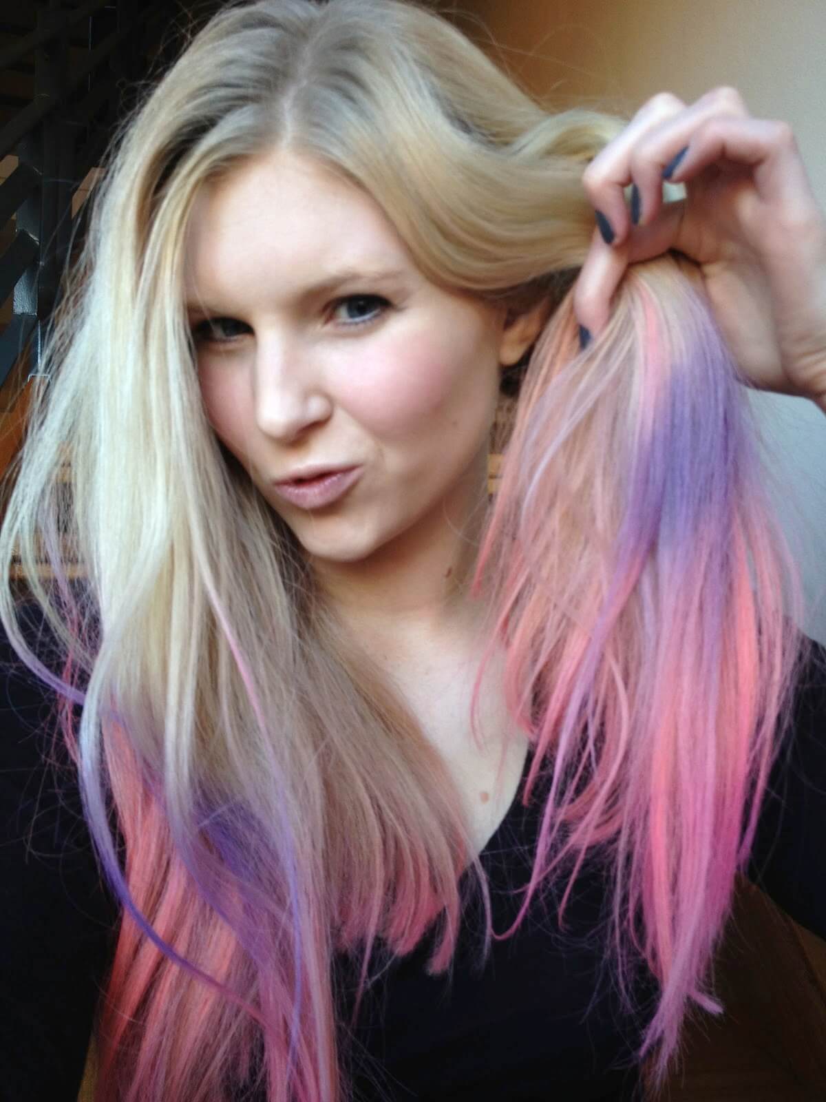 Пряди в блонд. Разноцветные пряди. Блондинка с цветными прядями. Розовые пряди. Разноцветные пряди на светлых волосах.