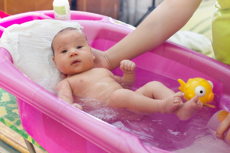 bebeklere-banyo-yaptirirken-nelere-dikkat-edilmeli